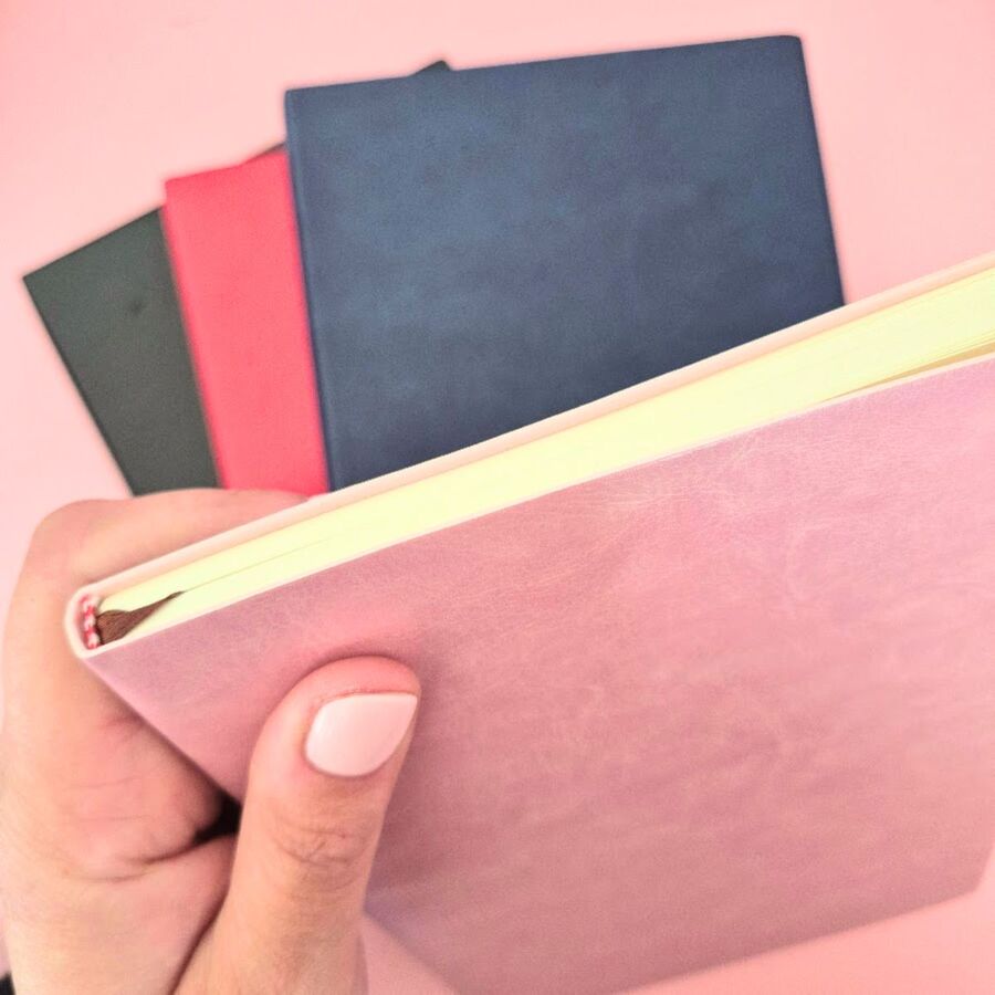 Cuaderno pu tapa semi blanda hojas puntitos A5