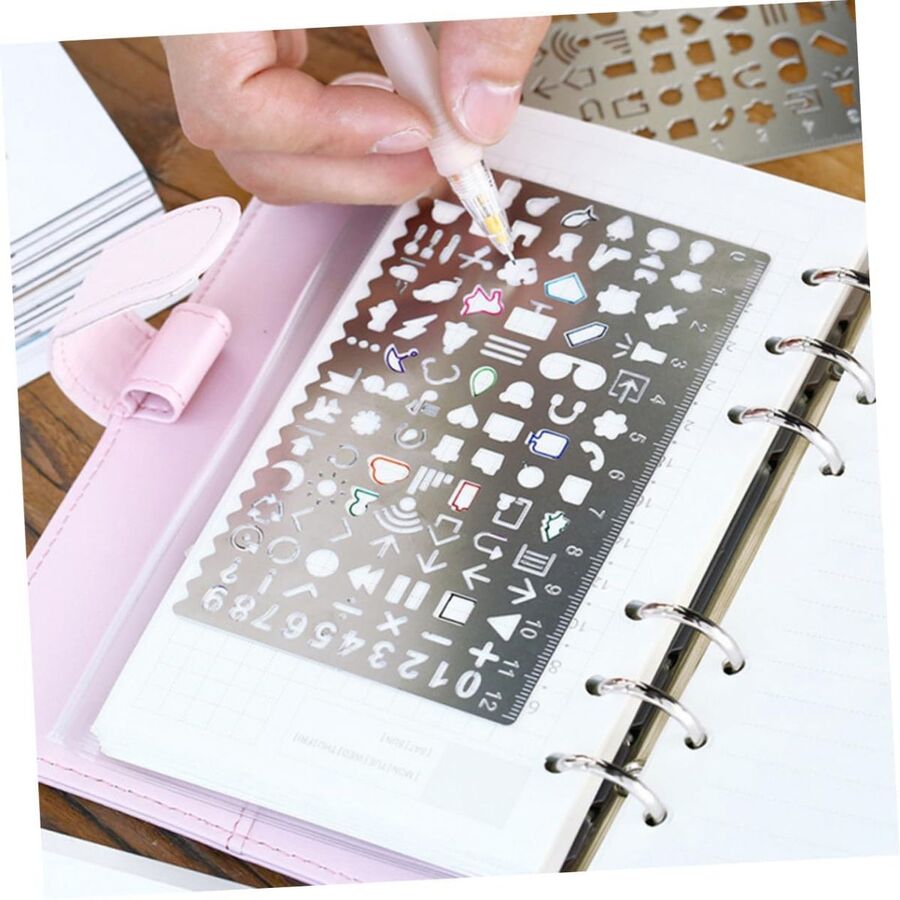 Reglas de acero con diseños para agendas