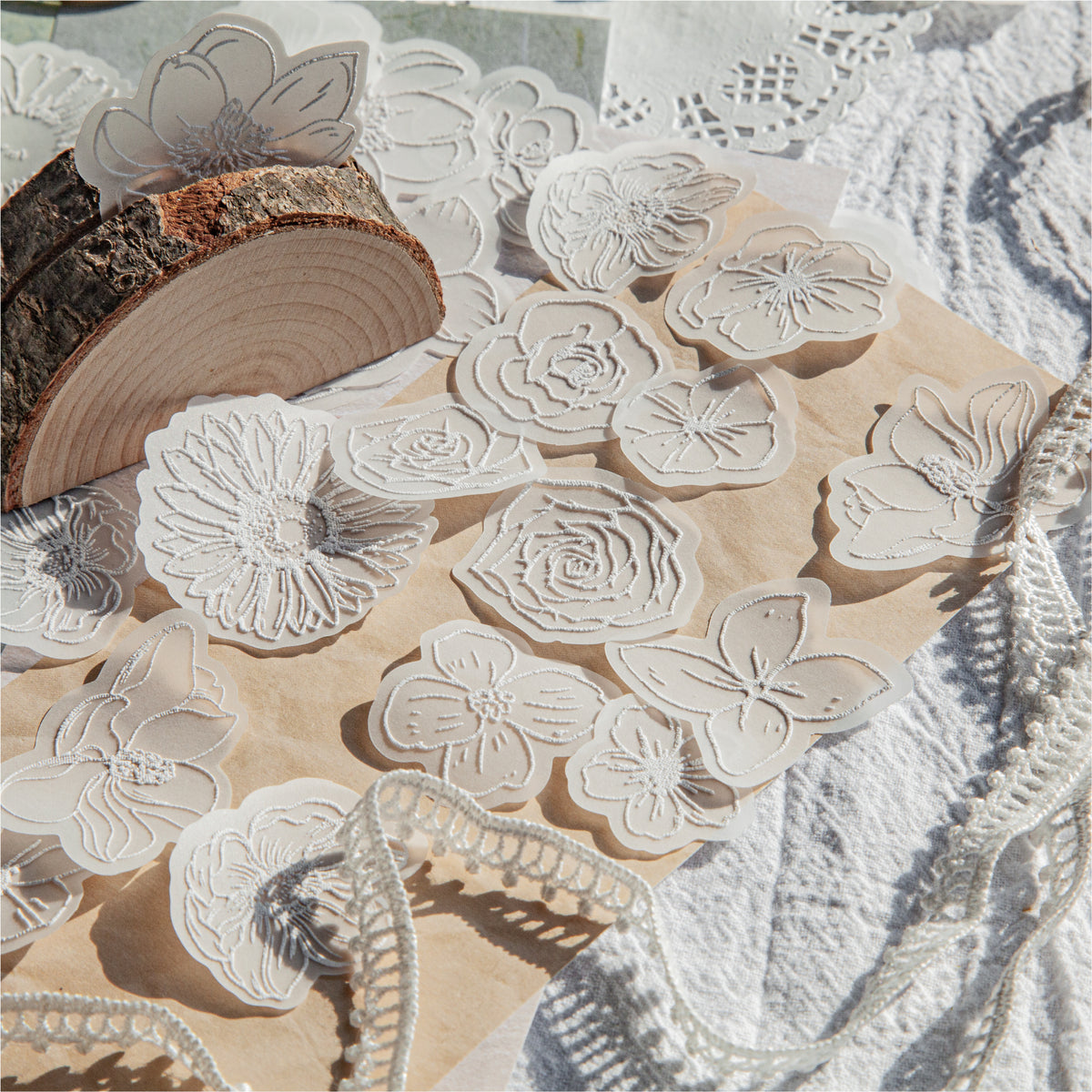 FLORES EN PAPEL VEGETAL CON RELIEVE EN BLANCO