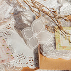 FLORES EN PAPEL VEGETAL CON RELIEVE EN BLANCO