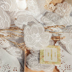 FLORES EN PAPEL VEGETAL CON RELIEVE EN BLANCO