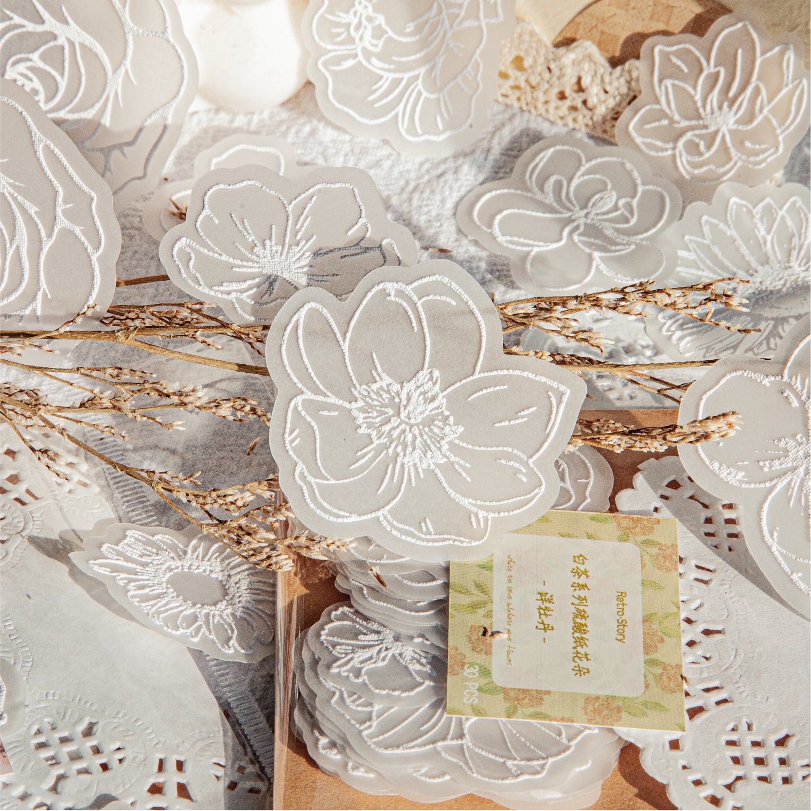FLORES EN PAPEL VEGETAL CON RELIEVE EN BLANCO